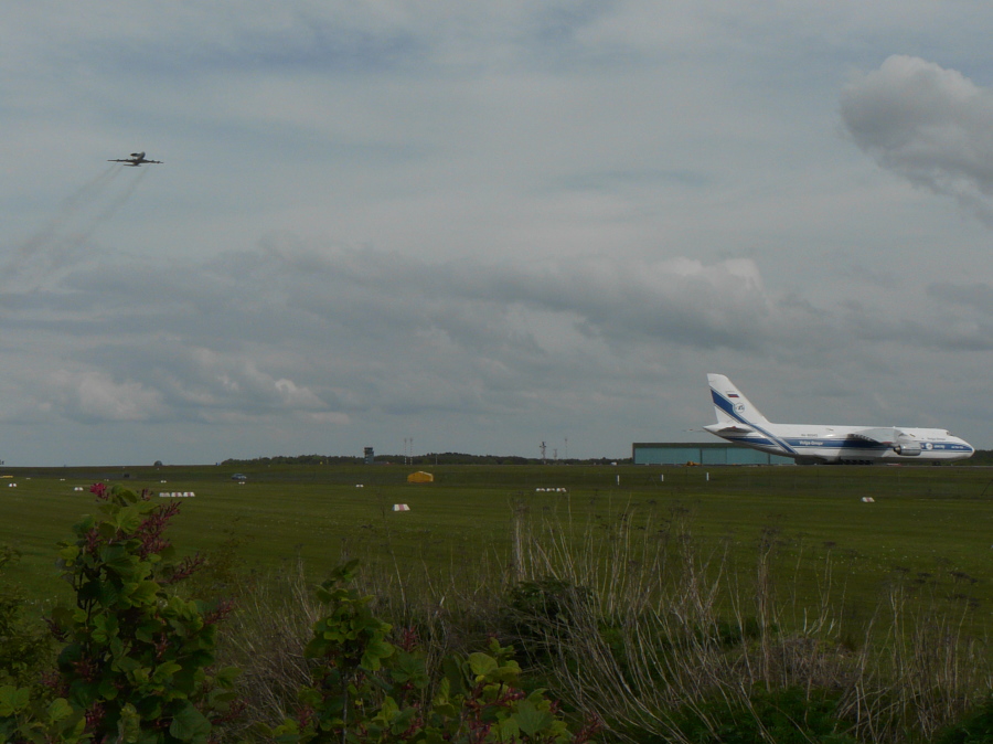 Antonov 124-100 und E-3A
