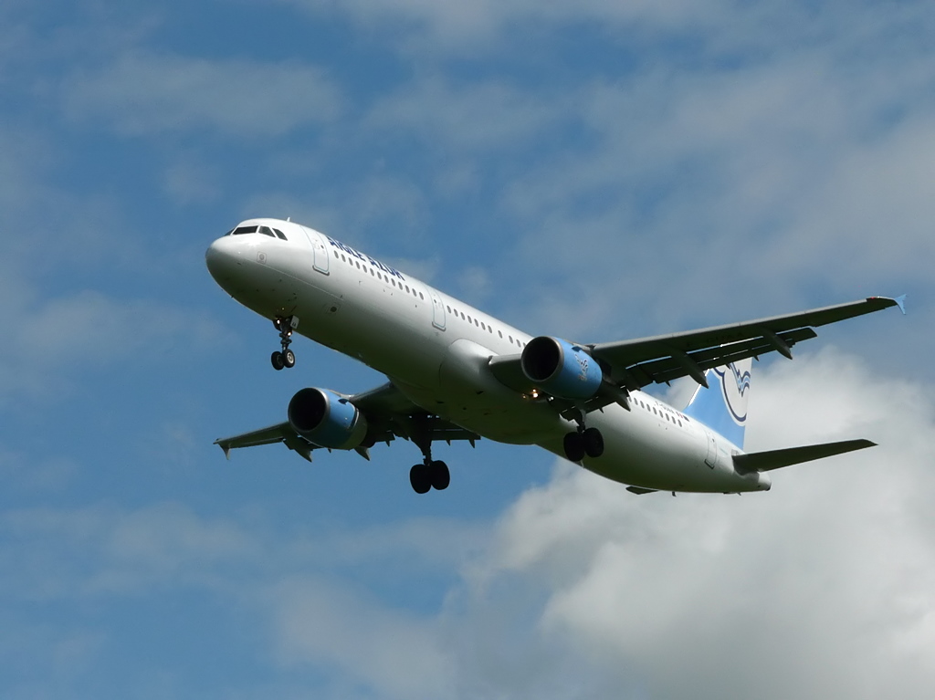 Nordholz Zivilflugplatz Airbus A321-211 Aigle Azur F-GUAA Charterflug MS Vistamar