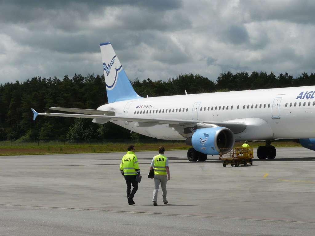 Nordholz Zivilflugplatz Airbus A321-211 Aigle Azur F-GUAA Charterflug MS Vistamar