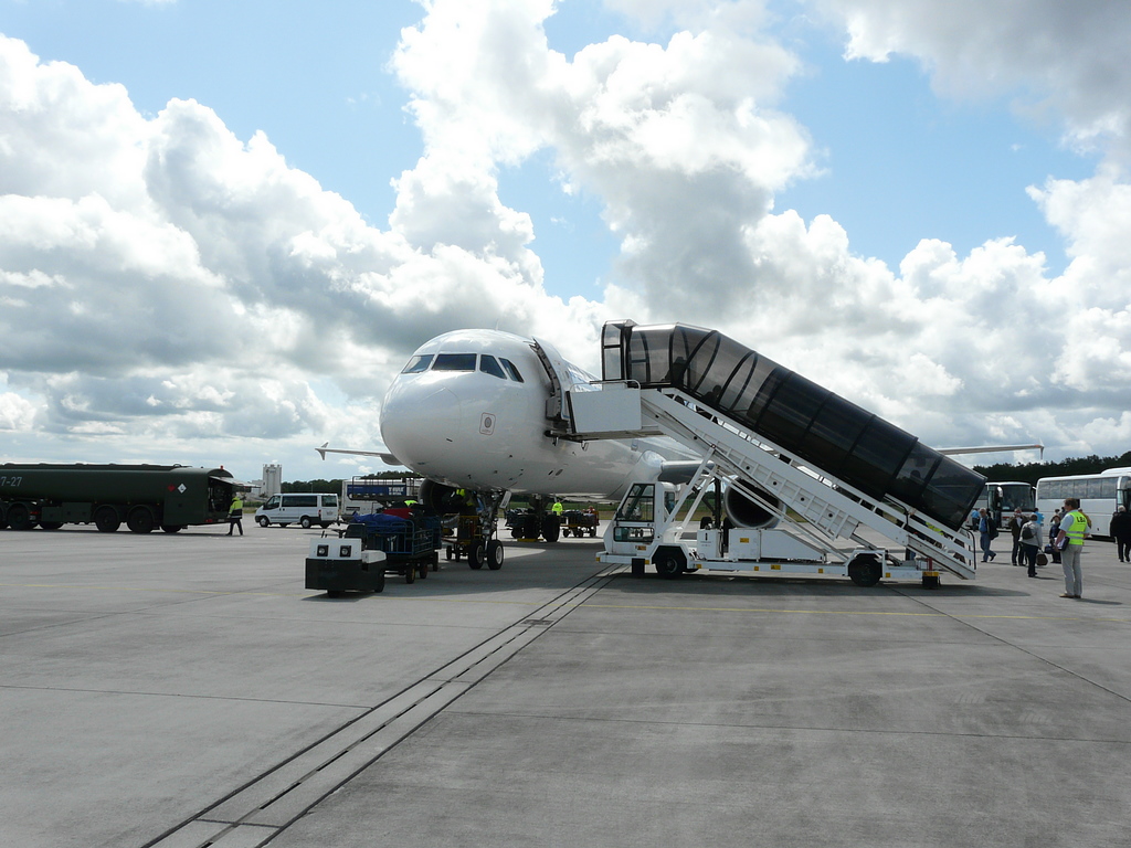 Nordholz Zivilflugplatz Airbus A321-211 Aigle Azur F-GUAA Charterflug MS Vistamar