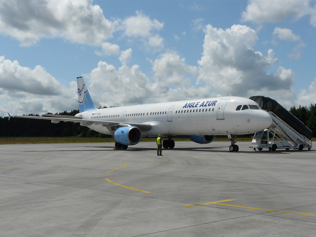 Nordholz Zivilflugplatz Airbus A321-211 Aigle Azur F-GUAA Charterflug MS Vistamar