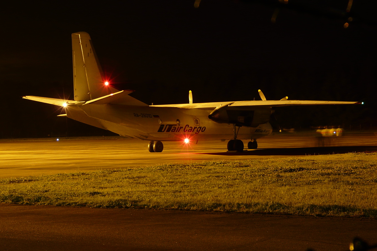 Nordholz Zivilflugpllatz UTair Cargo Antonov AN-26B RA-26010 Nachtbild