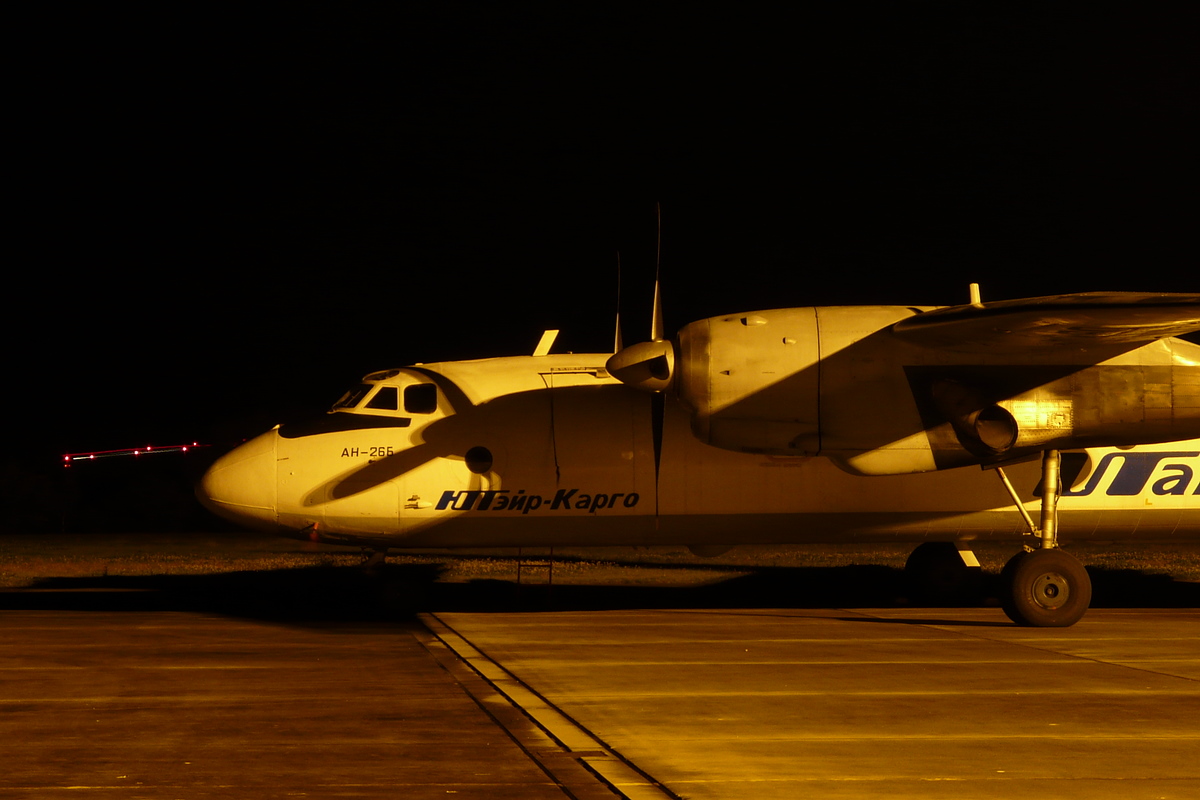 Nordholz Zivilflugpllatz UTair Cargo Antonov AN-26B RA-26010 Nachtbild