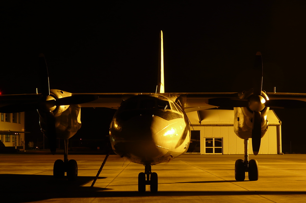 Nordholz Zivilflugpllatz UTair Cargo Antonov AN-26B RA-26010 Nachtbild